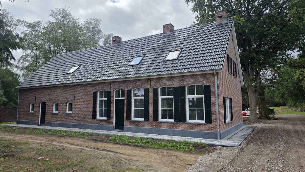 Compleet gerenoveerde boerderijwoning ( 2-onder-1-kap ) met 3 slaapkamers in buitengebied