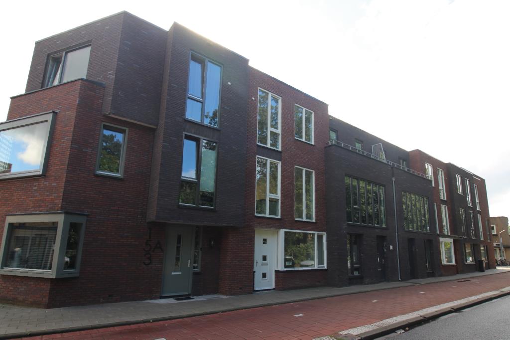 Nieuw gebouwde royale gezinswoning met 3 slaapkamers en 2 parkeerplaatsen
