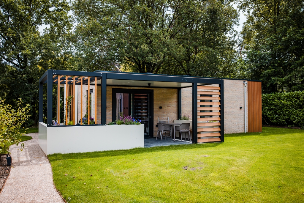 Zeer luxe vrijstaande recreatiewoning volledig gemeubileerd met 3 slaapkamers. All-in prijs!
