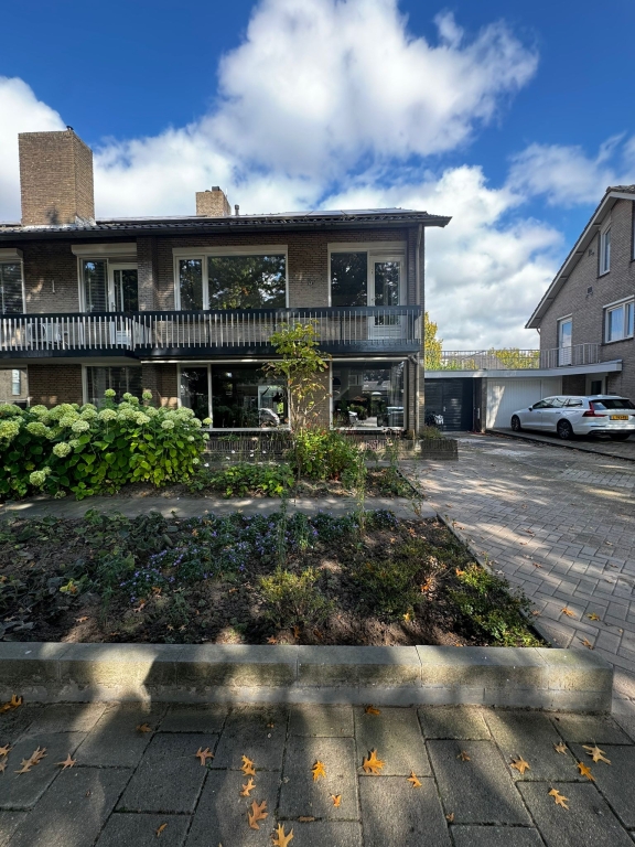 Stijlvol gerenoveerde, ruime tweekapper