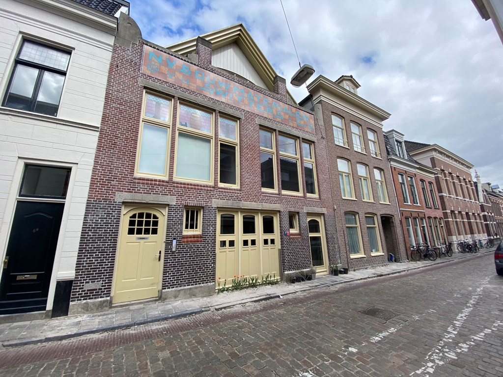 **TE HUUR studio met balkon